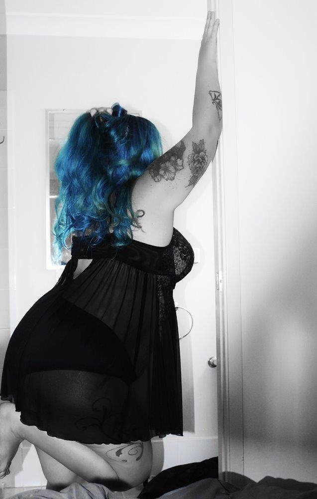 Alternative, Curvy Woman Ready To Play